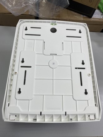 Диспенсер рулонных бумажных полотенец WisePro K660M-W со втулкой полуавтоматический универсальный Белый / 71800