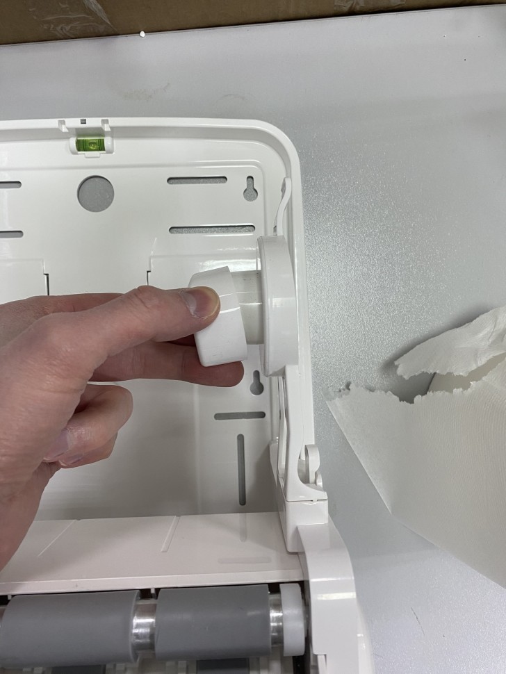 Диспенсер рулонных бумажных полотенец WisePro K660M-W со втулкой полуавтоматический универсальный Белый / 71800