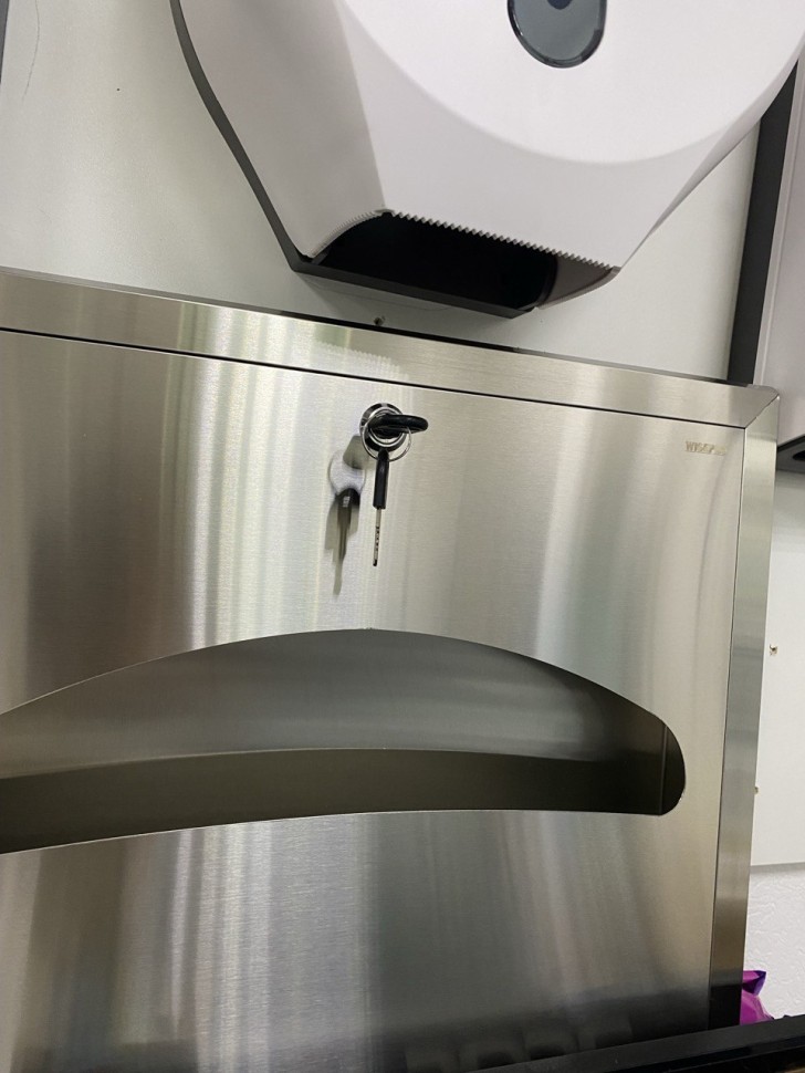 Встраиваемый диспенсер покрытий на унитаз 1/2 покрытия WisePro Нерж сталь / 79-22