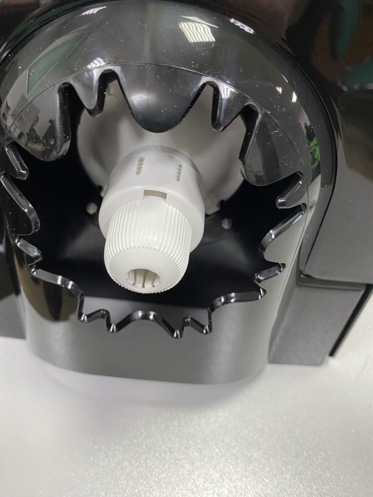 Диспенсер для рулонных бумажных полотенец WisePro K640-B с центральной вытяжкой универсальный черный / 71610