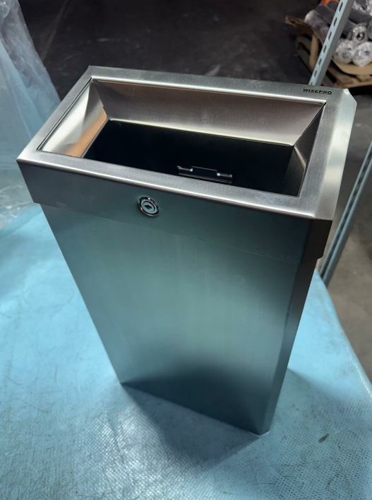 Металлическая урна WISEPRO настенная с замком 27 л нерж сталь Матовая сталь / 77-65M